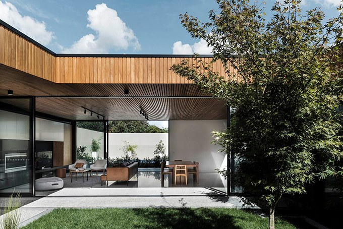Ngôi nhà cùng với sân vườn đầy cây xanh kết hợp với các đường nét kiến trúc hiện đại sẽ khiến bạn có cảm giác như mình đang sống trong một thiên đường riêng.